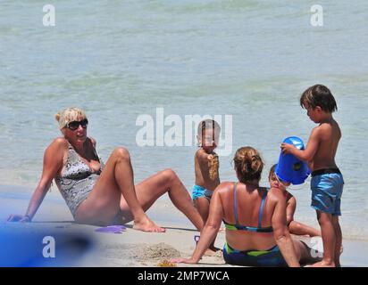 Adriana Lima, la fille Valentina et le mari Marko Jaric s'amusent dans le surf sur Miami Beach, FL, 31st juillet 2011. Banque D'Images