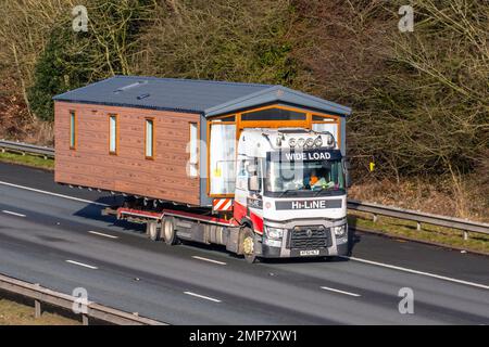 Hi-Line Caravan transport Ltd 2014 Renault Truck 12777cc Flatbed HGV Diesel camion transportant une caravane statique ; voyageant sur l'autoroute M61, Royaume-Uni Banque D'Images