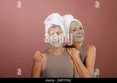 Portrait d'amis aînés heureux avec masque facial, soin de soi et concept de routine de peau. Banque D'Images