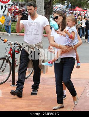 Jennifer Garner et son mari Ben Affleck emmenez leurs filles Violet et Seraphina à leur défilé local du 4 juillet à Los Angeles, CA. 4th juillet 2012. . Banque D'Images
