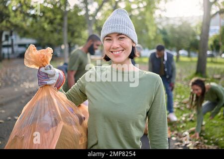 Parc, sac en plastique et femme en portrait de nettoyage pour un environnement écologique, un service communautaire ou le bénévolat. Recyclage, déchets ou déchets objectifs de Banque D'Images