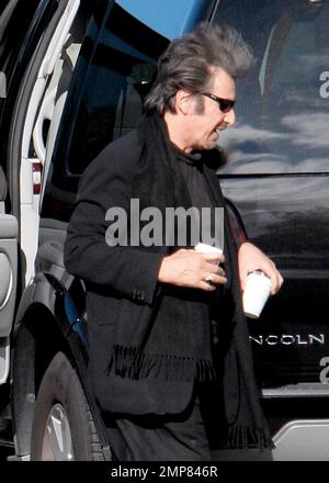 Al Pacino, portant sa marque de commerce noire, prend deux tasses de café pour une visite dimanche après-midi dans la maison d'un ami. Santa Monica, Californie 03/12/06 Banque D'Images