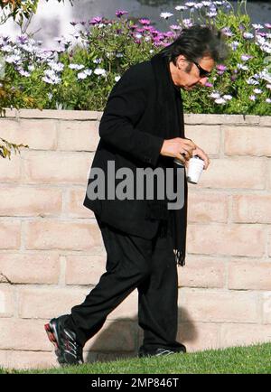 Al Pacino, portant sa marque de commerce noire, prend deux tasses de café pour une visite dimanche après-midi dans la maison d'un ami. Santa Monica, Californie 03/12/06 Banque D'Images