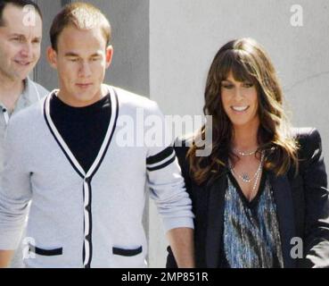 La chanteuse Alanis Morissette tient la main avec son mari de quatre mois, Mario 'MC Souleye' Treadway, alors qu'ils quittent un studio de télévision où Morissette est apparu récemment sur l'émission de nuit Chelsea. Morissette a récemment annoncé qu'elle et Treadway s'attendaient à un bébé, elle a publié sur son compte Twitter, « oui, bonne nouvelle... je suis enceinte :) nous sommes tellement enthousiastes à l'idée de commencer notre famille xo'. Los Angeles, Californie. 08/11/10. Banque D'Images