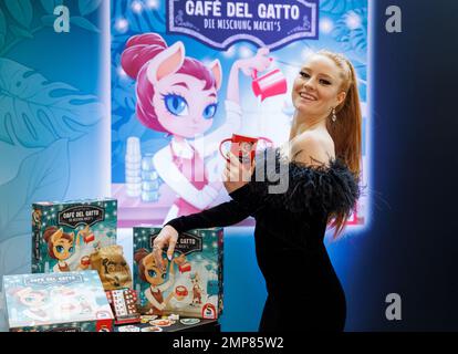 Nuremberg, Allemagne. 31st janvier 2023. Le modèle Barbara Meier présente le butin « Cafe Del Gatto » de Schmidt Spiele lors du salon des nouveaux produits au Spielwarenmesse. Le Spielwarenmesse de 72nd va de 1 février au 5, 2023. Credit: Daniel Karmann/dpa/Alay Live News Banque D'Images