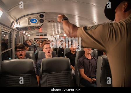 Un instructeur de forage du corps des Marines des États-Unis avec la compagnie réceptrice, le Bataillon de soutien, crie des commandes à de nouvelles recrues de la compagnie Fox, 2nd Bataillon d'entraînement de recrues, au dépôt de recrutement du corps des Marines San Diego, le 11 octobre 2022. Les recrues ont été vérifiées pour la contrebande, ont reçu une coupe de cheveux, ont fait un appel téléphonique à la maison et ont émis de l'équipement. Banque D'Images