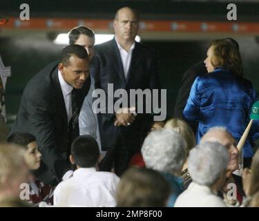 Quelques jours seulement après son nettoyage au sujet de son utilisation de stéroïdes, New York Yankees troisième baseman Alex Rodriguez, surnommé A-Rod, assiste à un dîner sur le Diamant avec sa mère, Lourdes, et Madonna galpal Ingrid Casares. L'Université de Miami a tenu une cérémonie en son honneur alors que l'école a rebaptisé son stade de base-ball de Marc Light Field à Alex Rodriguez Park. Rodriguez a fait don de près de $4 millions à l'école, la plupart allant à l'installation de base-ball qui se trouve sur le campus de l'Université de Miami. Miami, Floride. 2/13/09. Banque D'Images