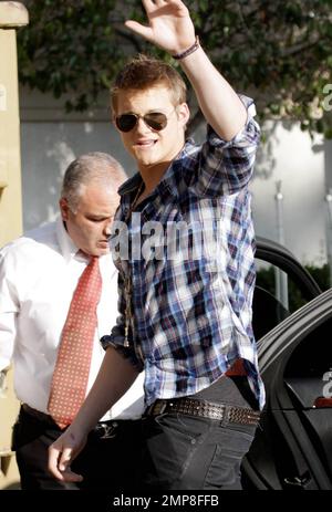 Alexander Ludwig, la star du très attendu film « The Hunger Games », est arrivé au centre commercial Grove pour un livre signé à Barnes and Nobles. Ludwig et le reste de la troupe ont été occupés à promouvoir le film qui sort à minuit ce soir. Los Angeles, Californie. 22nd mars 2012. Banque D'Images