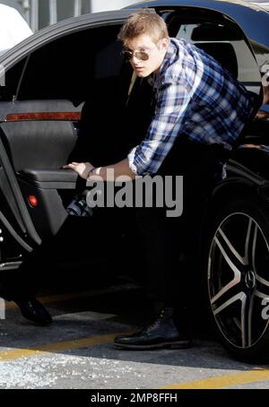 Alexander Ludwig, la star du très attendu film « The Hunger Games », est arrivé au centre commercial Grove pour un livre signé à Barnes and Nobles. Ludwig et le reste de la troupe ont été occupés à promouvoir le film qui sort à minuit ce soir. Los Angeles, Californie. 22nd mars 2012. Banque D'Images