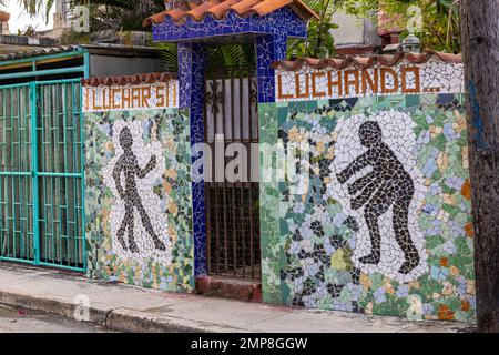 Mur de jardin carrelé à Fusterlandia, Jaimanitas, la Havane, Cuba Banque D'Images