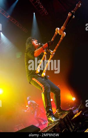 Alice Cooper reste fidèle à son style sombre en se décollant dans un pantalon noir serré, une chemise à volants, des bottes en cuir et un maquillage pour les yeux pendant la nuit de peur d'Halloween d'Alice Cooper tenue au Camden's Roundhouse. Cooper, 62 ans, se produit avec son groupe et tient une grande béquille en forme d'os pendant qu'il chantait. Londres, Royaume-Uni. 10/31/10. Banque D'Images