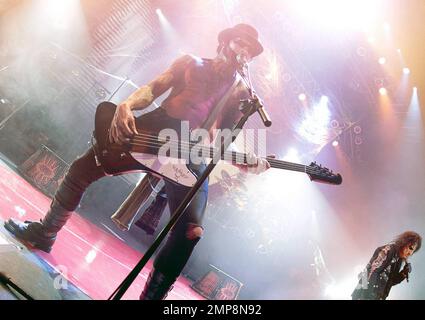 Alice Cooper reste fidèle à son style sombre en se décollant dans un pantalon noir serré, une chemise à volants, des bottes en cuir et un maquillage pour les yeux pendant la nuit de peur d'Halloween d'Alice Cooper tenue au Camden's Roundhouse. Cooper, 62 ans, se produit avec son groupe et tient une grande béquille en forme d'os pendant qu'il chantait. Londres, Royaume-Uni. 10/31/10. Banque D'Images