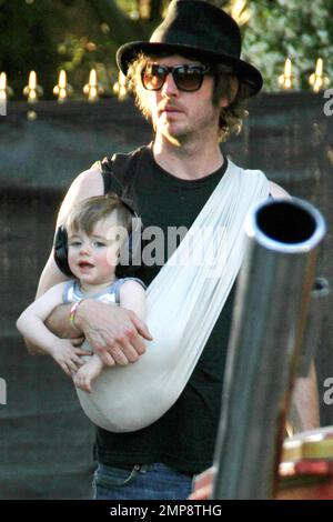 L'actrice Alicia Silverston ainsi que son mari Christopher Jarecki et son fils de 11 mois Bear Blu ont été repérés au Festival de musique Coachella 2012. Alicia portait un haut bleu avec un Jean bleu roulé et des tongs tandis que Christopher portait leur fils dans une élingue pour bébé. L'élégant Bear Blu a été vu porter des écouteurs. Indio, Californie 21st avril 2012. Banque D'Images