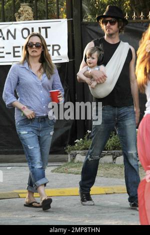 L'actrice Alicia Silverston ainsi que son mari Christopher Jarecki et son fils de 11 mois Bear Blu ont été repérés au Festival de musique Coachella 2012. Alicia portait un haut bleu avec un Jean bleu roulé et des tongs tandis que Christopher portait leur fils dans une élingue pour bébé. L'élégant Bear Blu a été vu porter des écouteurs. Indio, Californie 21st avril 2012. Banque D'Images