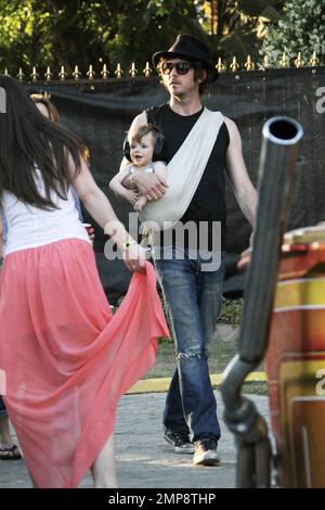 L'actrice Alicia Silverston ainsi que son mari Christopher Jarecki et son fils de 11 mois Bear Blu ont été repérés au Festival de musique Coachella 2012. Alicia portait un haut bleu avec un Jean bleu roulé et des tongs tandis que Christopher portait leur fils dans une élingue pour bébé. L'élégant Bear Blu a été vu porter des écouteurs. Indio, Californie 21st avril 2012. Banque D'Images