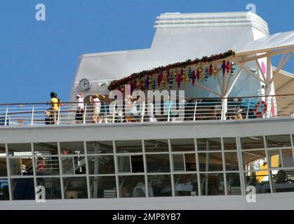 Le plus grand bateau de croisière au monde, l'allure des mers de Royal Caribbean, est arrivé à Port Everglades, sa nouvelle maison. Le bateau est le premier à accueillir l'expérience DreamWorks avec le spectacle « Comment former votre Dragon Ice Show » et le spectacle aquatique « Sadagascar ». Parmi les autres caractéristiques, citons le premier Starbucks en mer, un grand carrousel, un solarium réservé aux adultes et la zone jeunesse, la plus grande zone jeunesse dédiée en mer. Le navire, d'une longueur de 1 187 pieds, peut accueillir 5 400 passagers sur ses 16 ponts, et dispose de 28 suites loft ultra-modernes et de 2 700 grands stateroms. Quartiers onbo Banque D'Images