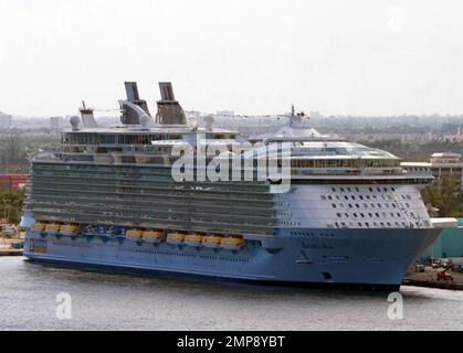 Le plus grand bateau de croisière au monde, l'allure des mers de Royal Caribbean, est arrivé à Port Everglades, sa nouvelle maison. Le bateau est le premier à accueillir l'expérience DreamWorks avec le spectacle « Comment former votre Dragon Ice Show » et le spectacle aquatique « Sadagascar ». Parmi les autres caractéristiques, citons le premier Starbucks en mer, un grand carrousel, un solarium réservé aux adultes et la zone jeunesse, la plus grande zone jeunesse dédiée en mer. Le navire, d'une longueur de 1 187 pieds, peut accueillir 5 400 passagers sur ses 16 ponts, et dispose de 28 suites loft ultra-modernes et de 2 700 grands stateroms. Quartiers onbo Banque D'Images