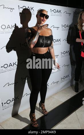 Amber Rose accueille une nuit à la discothèque 1 OAK du Mirage de Las Vegas, Nevada, à la recherche d'un pantalon skinny noir et d'un petit top en cuir assorti qui a montré ses tatouages de manches. Amber l'a surmontée avec une paire de lunettes de soleil surdimensionnées et un collier de choker de diamant. 16th juillet 2016. Banque D'Images