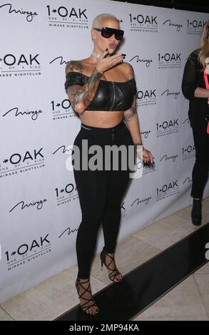 Amber Rose accueille une nuit à la discothèque 1 OAK du Mirage de Las Vegas, Nevada, à la recherche d'un pantalon skinny noir et d'un petit top en cuir assorti qui a montré ses tatouages de manches. Amber l'a surmontée avec une paire de lunettes de soleil surdimensionnées et un collier de choker de diamant. 16th juillet 2016. Banque D'Images