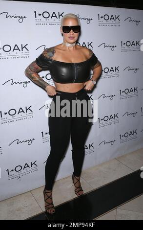 Amber Rose accueille une nuit à la discothèque 1 OAK du Mirage de Las Vegas, Nevada, à la recherche d'un pantalon skinny noir et d'un petit top en cuir assorti qui a montré ses tatouages de manches. Amber l'a surmontée avec une paire de lunettes de soleil surdimensionnées et un collier de choker de diamant. 16th juillet 2016. Banque D'Images