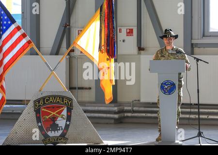 Le lieutenant-colonel Chad Monroe de l'armée américaine, commandant de l'escadron de la troupe Bravo, 3rd escadron, 6th Cavalry Regiment, combat Aviation Brigade, 1st Armored Division (3-6 CAV) prononce un discours lors d'une cérémonie de passation de commandement à Lielvārde (Lettonie), le 10 octobre 2022. Le CAV de 3-6 est parmi les autres unités assignées à la Division d'infanterie de 1st, travaillant fièrement aux côtés des alliés de l'OTAN et des partenaires de sécurité régionaux pour fournir des forces crédibles au combat au V corps, le corps déployé avancé de l'Amérique en Europe. Banque D'Images