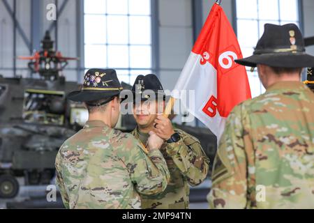 CPT de l'armée américaine. Marco A. Montesdeoca, commandant entrant de la troupe Bravo, 3rd escadron, 6th Cavalry Regiment, combat Aviation Brigade, 1st Armored Division (3-6 CAV) reçoit les couleurs du bataillon du lieutenant-colonel Chad Monroe, commandant de l'escadron du 3-6 CAV lors d'une cérémonie de changement de commandement à Lielvārde (Lettonie), le 10 octobre 2022. Le CAV de 3-6 est parmi les autres unités assignées à la Division d'infanterie de 1st, travaillant fièrement aux côtés des alliés de l'OTAN et des partenaires de sécurité régionaux pour fournir des forces crédibles au combat au V corps, le corps déployé avancé de l'Amérique en Europe. Banque D'Images