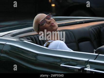 Ex-petite amie de la musicienne Kanye West, Amber Rose, mannequin et socialite, montre sa figure busty dans un haut blanc tandis qu'elle filme des scènes pour un nouveau spectacle de réalité à Platinum Motorsports. Los Angeles, Californie. 01/11/11. Banque D'Images