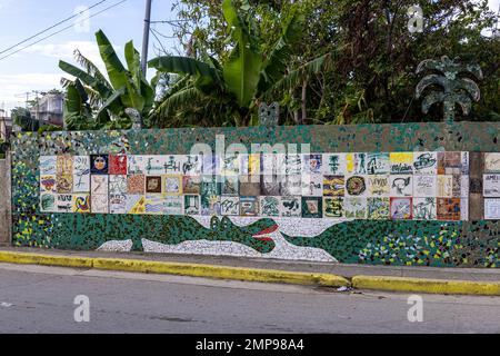 Mur de jardin carrelé à Fusterlandia, Jaimanitas, la Havane, Cuba Banque D'Images