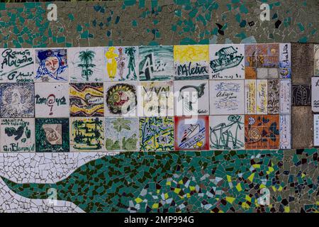 Mur de jardin carrelé à Fusterlandia, Jaimanitas, la Havane, Cuba Banque D'Images