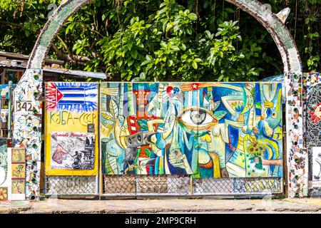 Portes de jardin carrelées à Fusterlandia, Jaimanitas, la Havane, Cuba Banque D'Images