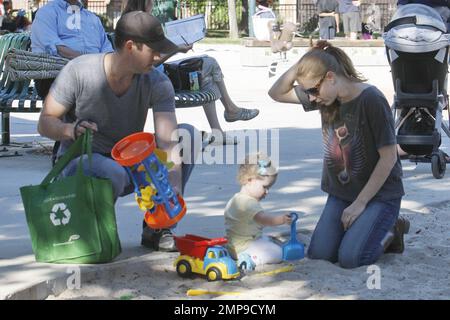 L'actrice et chanteuse américaine Amy Adams et la fiancée de longue date Darren le Gallo passent une journée de famille ensemble, en emmenant leur adorable fille Aviana Olea au parc de Beverly Hills. Los Angeles, Californie. 10th octobre 2011. Banque D'Images