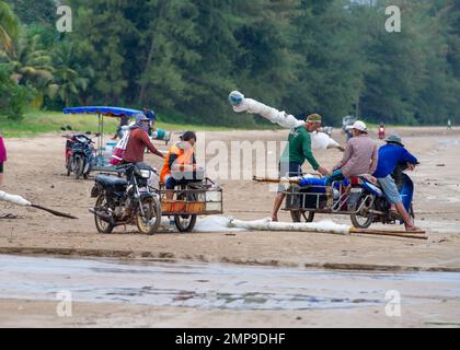 20 janvier 2023- Chumphon Thaïlande pêcheurs avec trottinettes modifié pour transporter plus de personnes garées sur la plage Banque D'Images