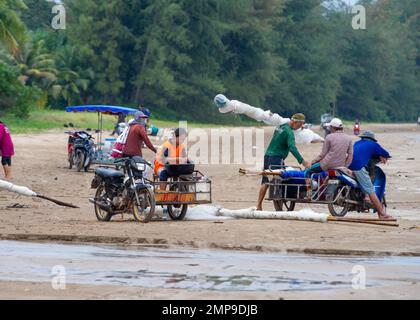 20 janvier 2023- Chumphon Thaïlande pêcheurs avec trottinettes modifié pour transporter plus de personnes garées sur la plage Banque D'Images