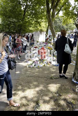 Le mémorial de fortune continue de croître en dehors de la maison de Camden de la chanteuse Amy Winehouse. Les fans continuent de laisser des fleurs et même d'écrire des notes sur les panneaux dans la région. Londres, Royaume-Uni. 7/27/11. Banque D'Images