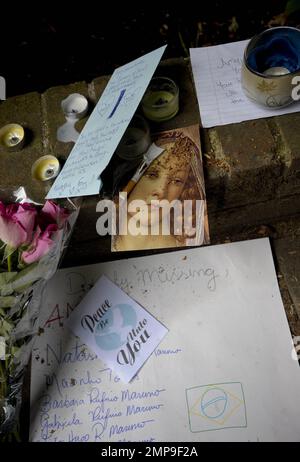 Le mémorial de fortune continue de croître en dehors de la maison de Camden de la chanteuse Amy Winehouse. Les fans continuent de laisser des fleurs et même d'écrire des notes sur les panneaux dans la région. Londres, Royaume-Uni. 7/27/11. . Banque D'Images