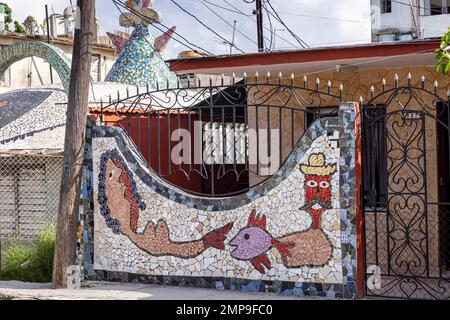 Mur de jardin carrelé à Fusterlandia, Jaimanitas, la Havane, Cuba Banque D'Images