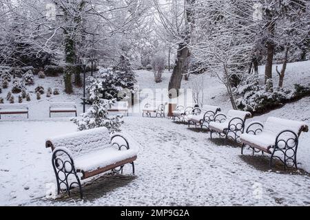 Ankara, Turquie. 31st janvier 2023. Neige vue sur les bancs du parc. La chute de neige prévue à Ankara, la capitale de la Turquie, est arrivée. La chute de neige, qui a commencé la nuit dernière, a continué jusqu'aux heures du matin. La neige, qui couvrait la ville en blanc, a produit de magnifiques images. Les personnes qui sont venues au parc Kugulu dans le district de Cankaya ont pris des photos dans le parc. Crédit : SOPA Images Limited/Alamy Live News Banque D'Images