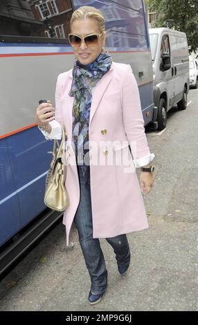 EXCLUSIF !! Le chanteur Anastacia vous sourit tout en vous promenant à Londres avec sa jolie veste rose, son foulard à motifs et son sac à main métallique doré. Londres, Royaume-Uni. 11/04/10. Banque D'Images