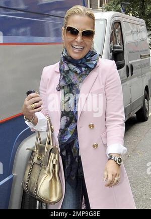 EXCLUSIF !! Le chanteur Anastacia vous sourit tout en vous promenant à Londres avec sa jolie veste rose, son foulard à motifs et son sac à main métallique doré. Londres, Royaume-Uni. 11/04/10. Banque D'Images