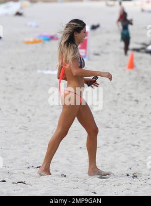 Le surfeur professionnel Anastasia Ashley est repéré en appréciant la journée sous le soleil à la plage en portant un bikini à motifs orange. Miami Beach, Floride. 18 juillet 2014. Banque D'Images