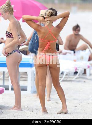 Le surfeur professionnel Anastasia Ashley est repéré en appréciant la journée sous le soleil à la plage en portant un bikini à motifs orange. Miami Beach, Floride. 18 juillet 2014. Banque D'Images