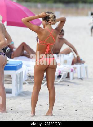 Le surfeur professionnel Anastasia Ashley est repéré en appréciant la journée sous le soleil à la plage en portant un bikini à motifs orange. Miami Beach, Floride. 18 juillet 2014. Banque D'Images