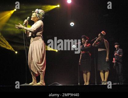 Andra Day se produit lors du festival essence Music au Mercedes-Benz Superdome de la Nouvelle-Orléans, EN LOUISIANE. 3rd juillet 2016. Banque D'Images