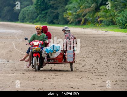 20 janvier 2023- Chumphon Thaïlande pêcheurs avec trottinettes modifié pour transporter plus de personnes garées sur la plage Banque D'Images