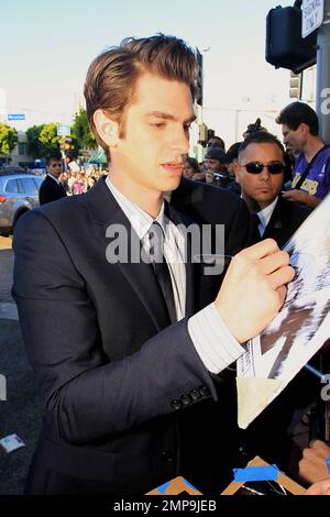 Andrew Garfield signe des autographes lorsqu'il arrive à la première de Los Angeles de son dernier film « The Amazing Spider-Man », qui s'est tenu au Regency Village Theatre de Los Angeles, en Californie. 28th juin 2012. . Banque D'Images