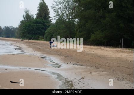 20 janvier 2023- Chumphon Thaïlande pêcheurs avec trottinettes modifié pour transporter plus de personnes garées sur la plage Banque D'Images