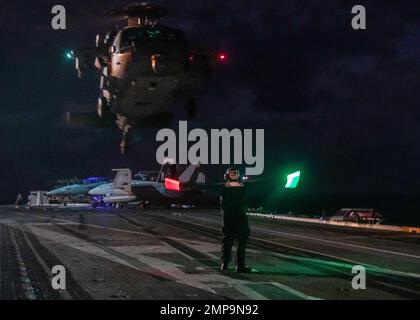 Le mécanicien de structures aéronautiques Airman James Elder, d'Auburn, en Géorgie, affecté aux « Tridents » de l'Escadron de combat de la mer (HSC) 9, signale à un MH-60s Knighthawk de atterrir sur le pont de vol du premier porte-avions de classe USS Gerald R. Ford (CVN 78), le 11 octobre 2022. Le groupe de grève des transporteurs Gerald R. Ford (GRFCSG) est déployé dans l’océan Atlantique, menant des activités d’entraînement et des opérations aux côtés des alliés et des partenaires de l’OTAN afin d’améliorer l’intégration des opérations futures et de démontrer l’engagement de la Marine américaine à l’égard d’une région atlantique pacifique, stable et exempte de conflits. Banque D'Images