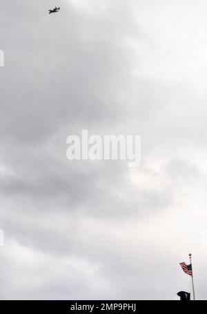 Un pilote de la Force aérienne guide un avion Thunderbolt II A-10C au-dessus de l'espace aérien de South Post à fort McCoy, Wisconsin, le 11 octobre 2022, dans le cadre des opérations de formation à l'installation. Plusieurs A-10s ont terminé le décollage et l'atterrissage sur la bande d'assaut de Young Air sur South Post et les routes aériennes au-dessus de l'installation. Selon la fiche d'information de la Force aérienne pour le A-10C, Thunderbolt II est le premier avion de la Force aérienne spécialement conçu pour soutenir étroitement les forces terrestres. Ils sont simples, efficaces et surviables avions à double moteur qui peuvent être utilisés contre les avions d'attaque maritime légers et tous Banque D'Images