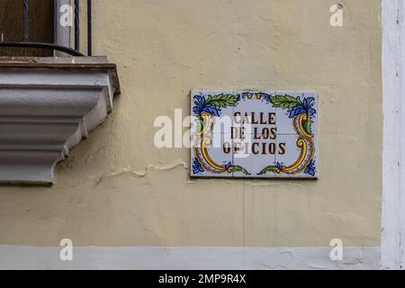 Panneau de rue en carrelage traditionnel, Calle de los Oficios, la Vieille Havane, la Havane, Cuba Banque D'Images