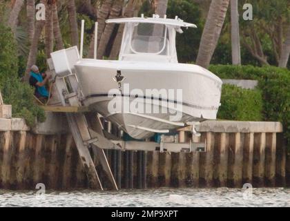 EXCLUSIF !! Anna Kournikova, joueur et mannequin de tennis professionnel russe, revient d'un après-midi pieds nus sur les magnifiques eaux de Miami avec son beau, Enrique Iglesias, et un pooch nautique à Miami Beach, FL. 5/2/10. Banque D'Images